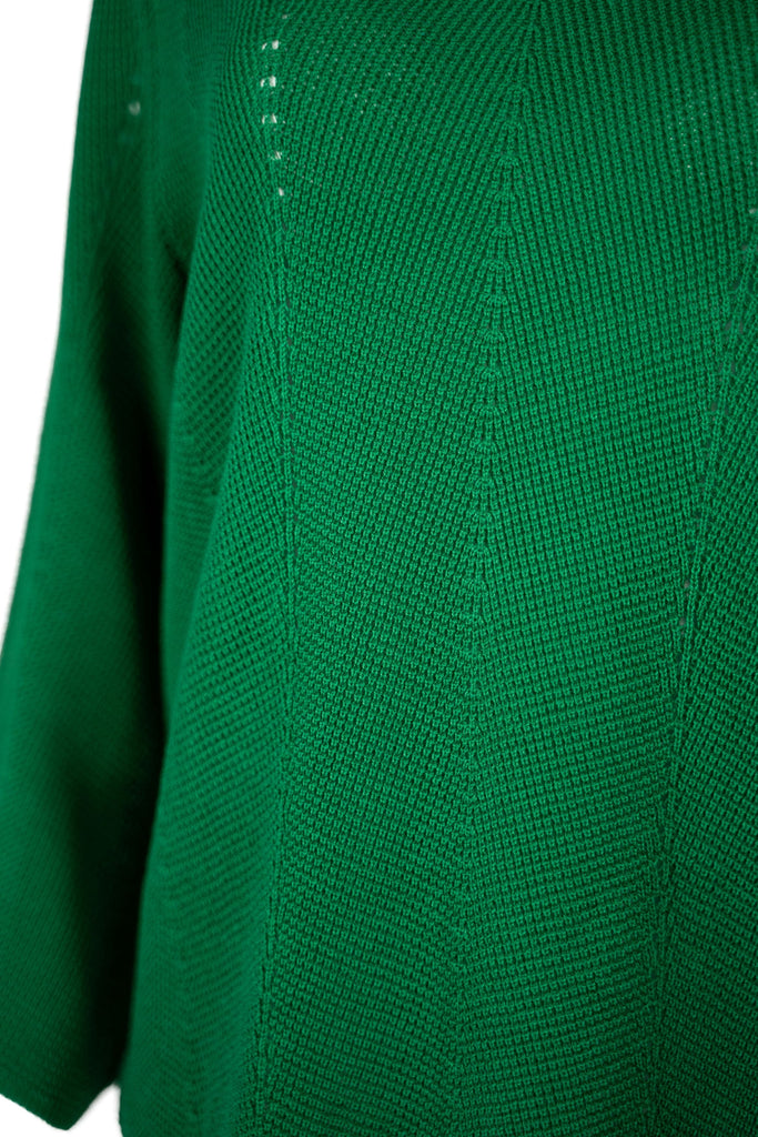 Detailansicht Strick - Damenpullover in Grün mit Rundhalsausschnitt und langen Ärmeln. Der Feinstrick zeigt ein dezentes Lochmuster in vertikaler Linie – modisch und luftig zugleich.