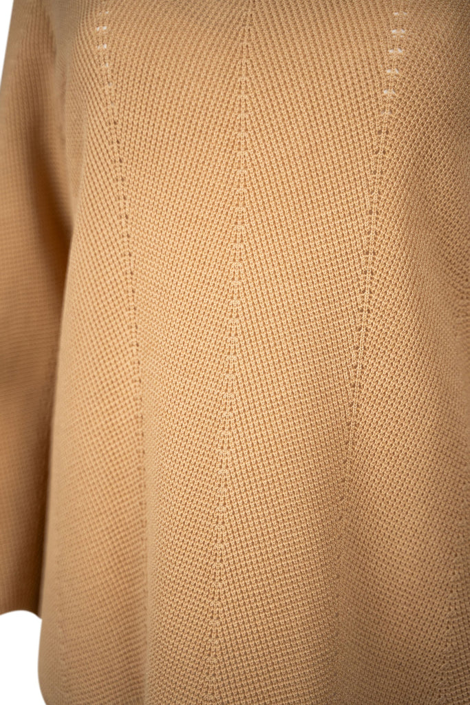 Detailansicht Strick - Damenpullover in Beige mit Rundhalsausschnitt und langen Ärmeln. Der Feinstrick zeigt ein dezentes Lochmuster in vertikaler Linie – modisch und luftig zugleich.