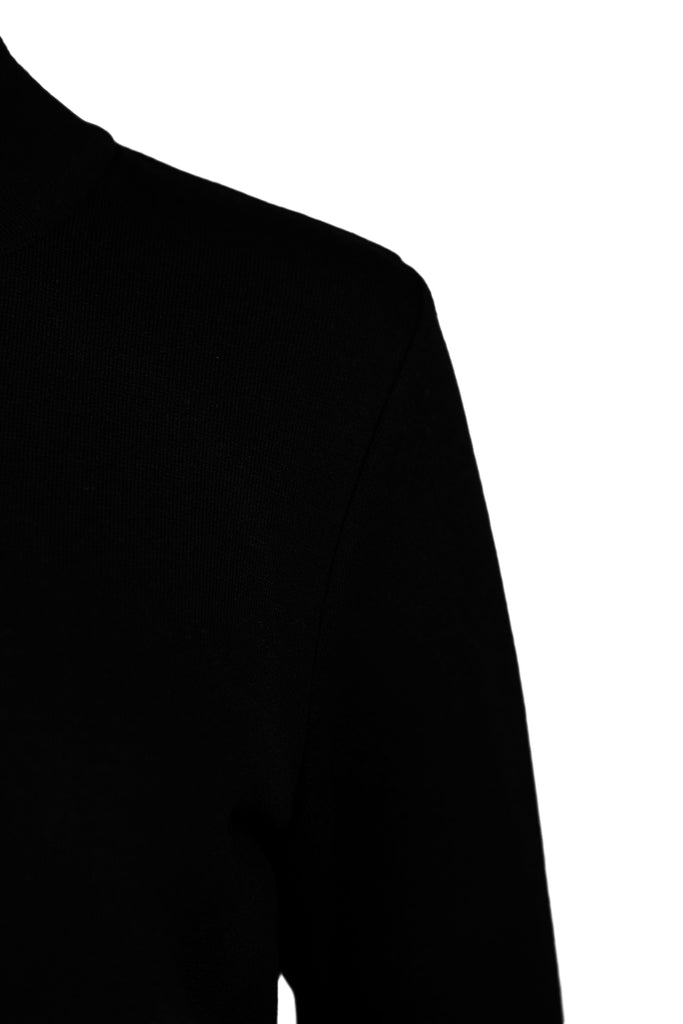 Detailansicht Schulter - Schwarzer Strickpullover mit Turtleneck und langen Ärmeln. Die Vorderseite ist mittig mit einer dezenten, glänzenden Ziernaht mit Glitzer versehen – ein eleganter Basic-Style mit modischem Akzent.