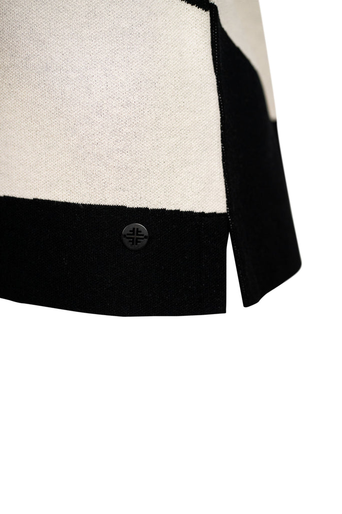 Detailansicht Faber-Button unten -Strickpullover in Schwarz und Off-White mit breiten, diagonalen Blockstreifen. Der Rundhalsausschnitt und der gerade Schnitt verleihen dem Design eine moderne, grafische Optik für stilvolle Casual-Looks.
