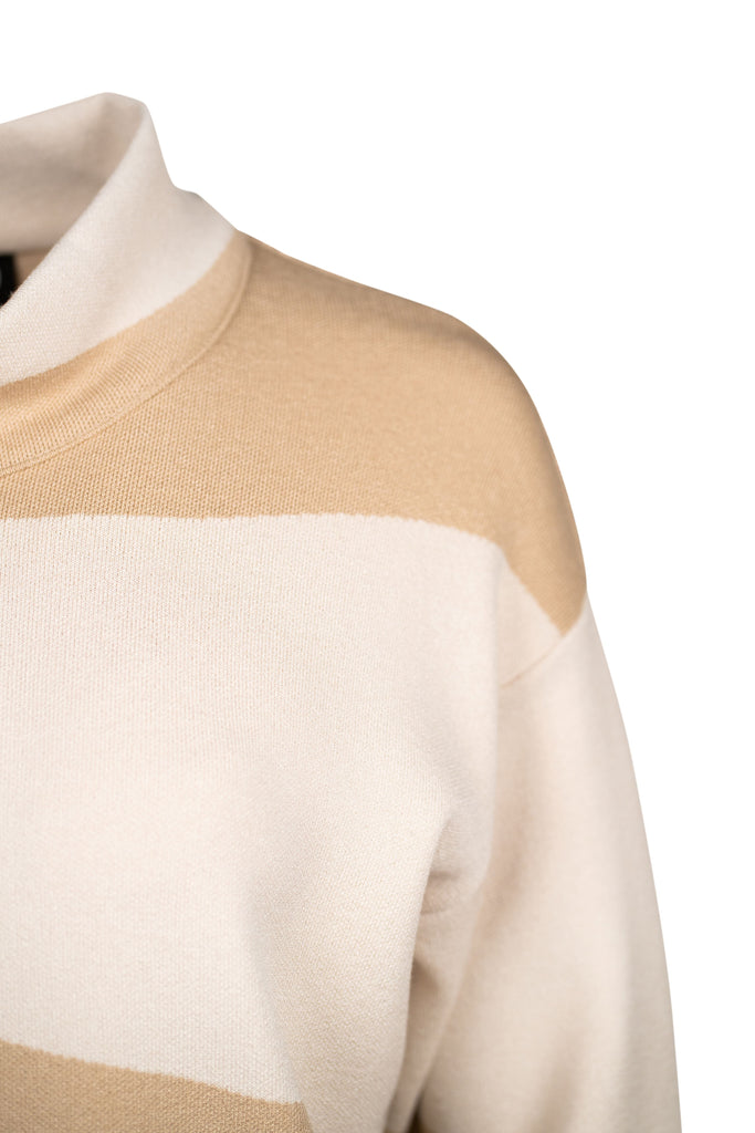Detailansicht Schulter - Weicher Feinstrickpullover mit lockerem Rollkragen in Beige- und Cameltönen. Breite, geschwungene Streifen sorgen für einen modernen, femininen Look mit grafischem Akzent.