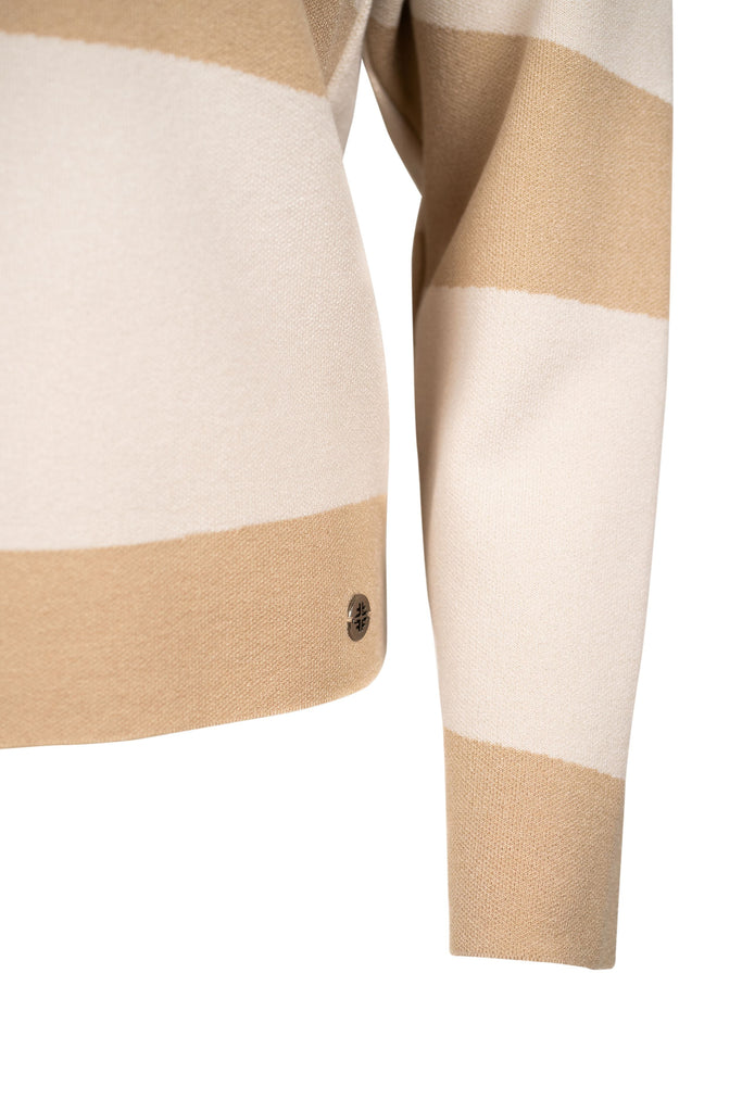 Detailansicht Ärmel - Weicher Feinstrickpullover mit lockerem Rollkragen in Beige- und Cameltönen. Breite, geschwungene Streifen sorgen für einen modernen, femininen Look mit grafischem Akzent.