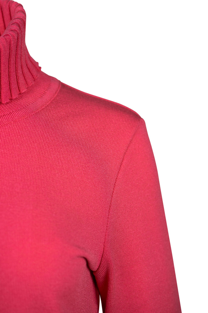Detailansicht Schulter - Feinstrickpullover in Neonpink mit Rollkragen und langen Ärmeln. Vertikale Rippstrukturen an Saum, Kragen und Ärmeln sorgen für eine schlanke Silhouette und klassischen Chic.