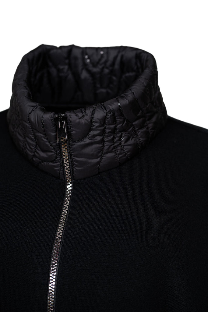 Detailansicht des Kragens der Jacke. Glitzersteine runden den Kragen modisch ab.