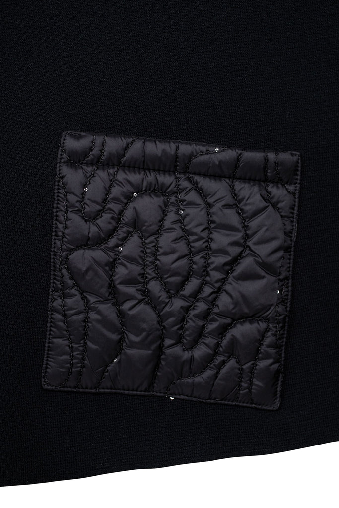 Detailansicht der Tasche auf der Jacke. Glitzersteine runden die Tasche modisch ab.