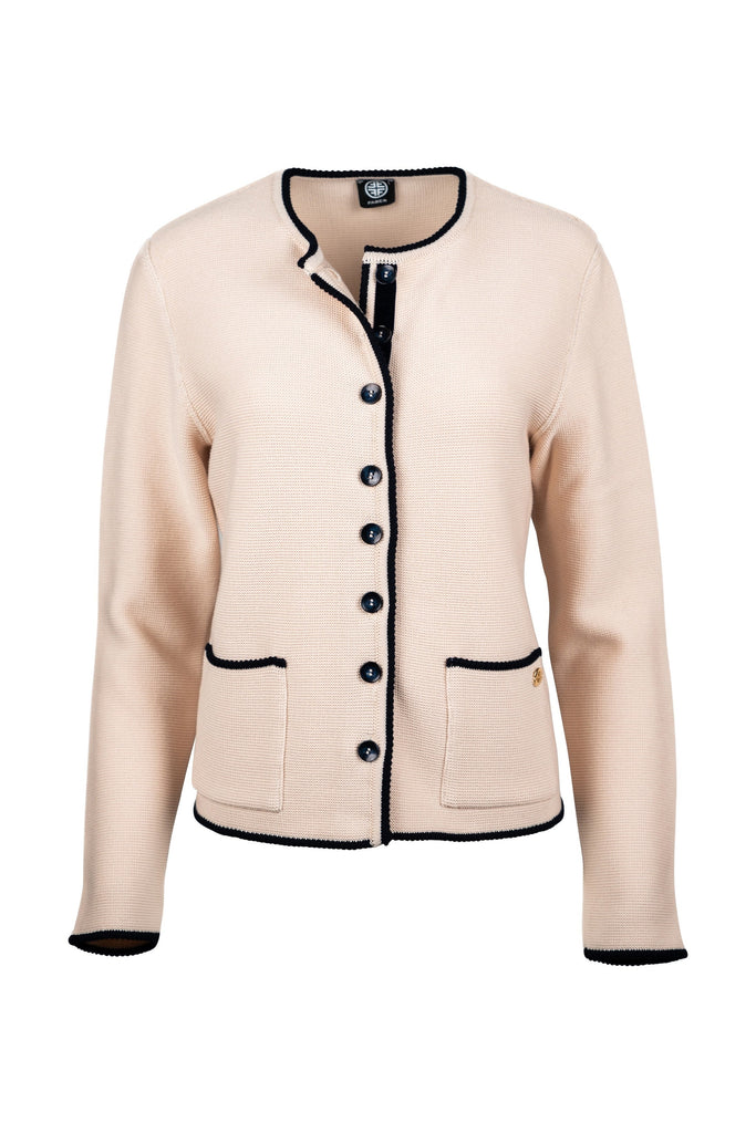 Damen-Trachten-Strickjacke in sand mit Knöpfen, Taschen und dunkelblauen Kontrastborten an Ausschnitt, Knopfleiste, Taschen und Saum – klassisch-elegantes Design.