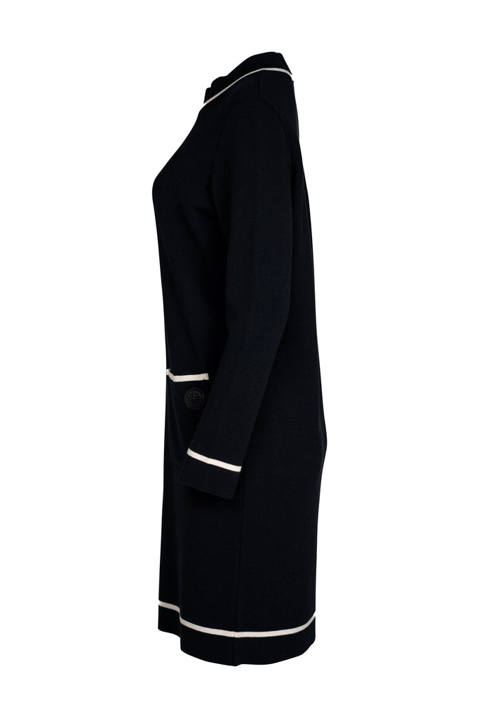 Seitenansicht des Kleids.