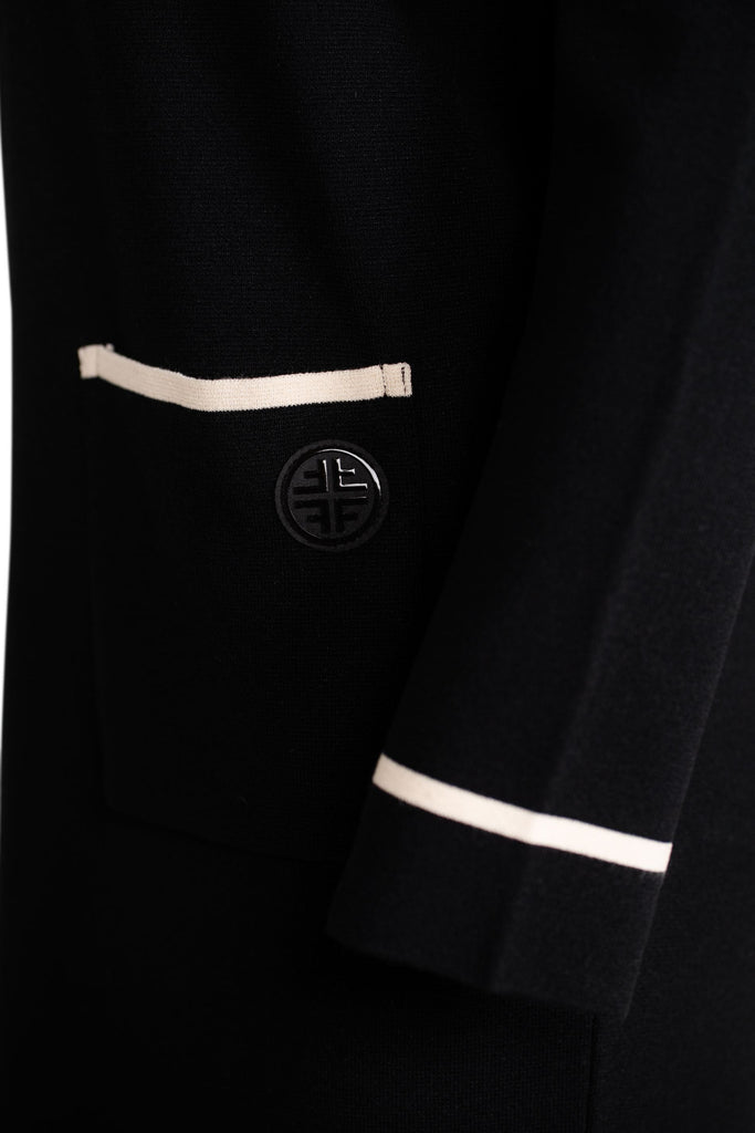 Nahaufnahme der Tasche auf dem Kleid mit Logopatch.