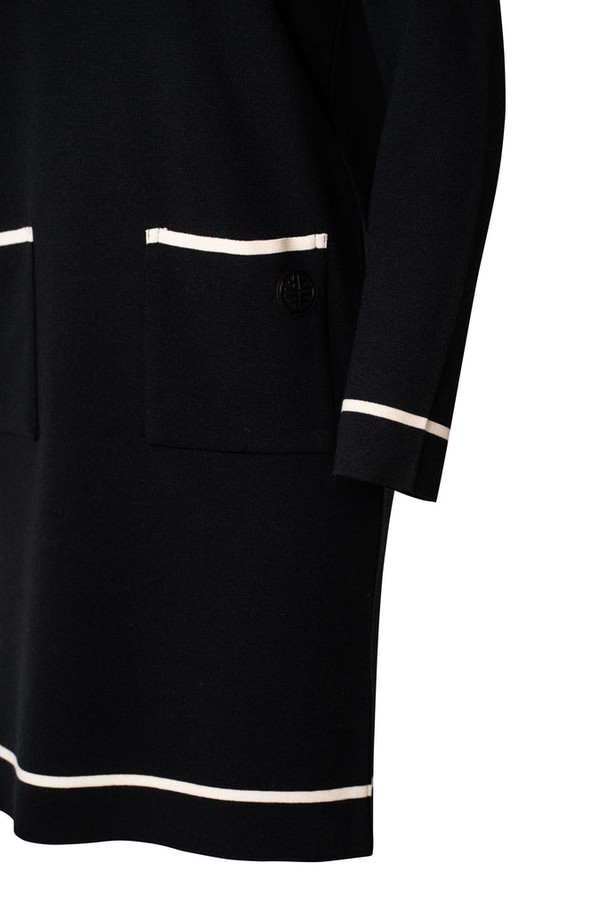 Nahaufnahme des Ärmels und der Taschen auf dem Kleid.