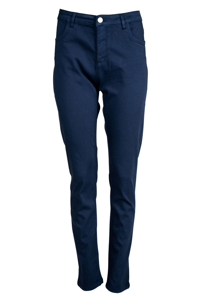 Dunkelblaue Damenhose im Slim-Fit mit schmal zulaufendem Bein, fünf Taschen, Gürtelschlaufen sowie Knopf- und Reißverschluss.