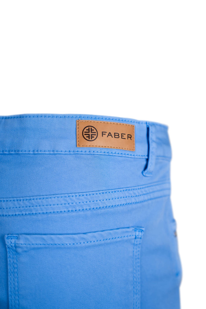 Detailansicht Rückseite - Hellblaue Damenhose im Slim-Fit mit schmal zulaufendem Bein, fünf Taschen, Gürtelschlaufen sowie Knopf- und Reißverschluss.