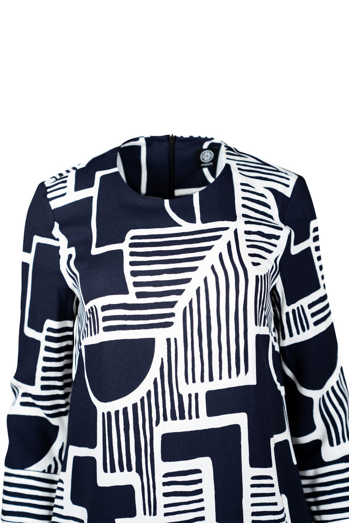 Detailansicht Ausschnitt - Knielanges Damenkleid mit 3/4-Ärmeln in Dunkelblau und Weiß. Abstraktes, grafisches Muster aus Linien und geometrischen Formen. Rundhalsausschnitt, gerade Passform. Elegant und modern.