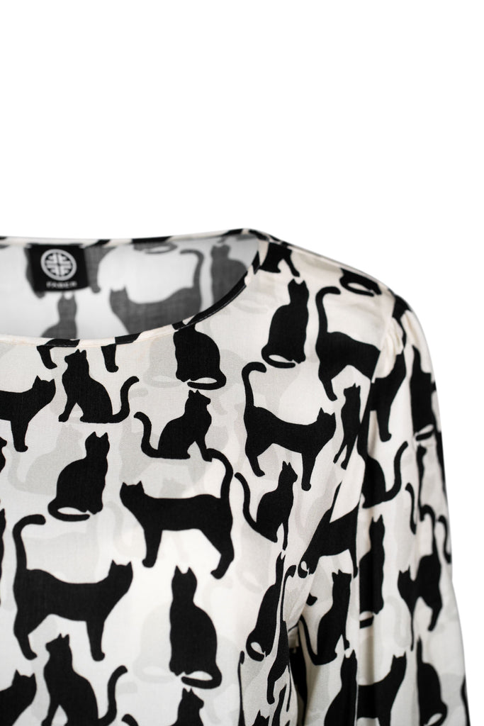 Detailansicht des Drucks - Langärmlige Bluse in Creme mit verspieltem schwarzen Katzen-Allover-Print. Der lockere Schnitt mit Rundhalsausschnitt und elastischen Ärmelbündchen sorgt für einen modisch-leichten Look mit Charakter.