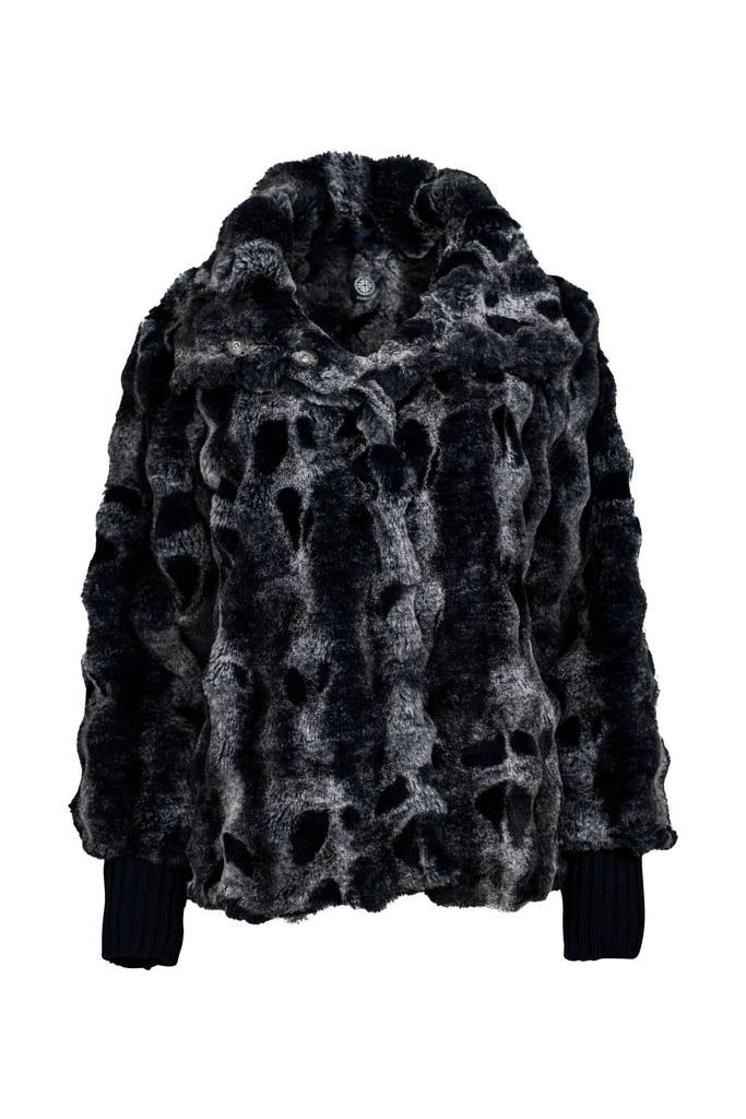 Weiche Jacke aus gemustertem Kunstfell in edlen Grau- und Schwarztönen, mit hohem Stehkragen und Ärmelbündchen aus dunkelblauem Rippstrick. Ideal für einen eleganten, wärmenden Look in der kalten Jahreszeit.