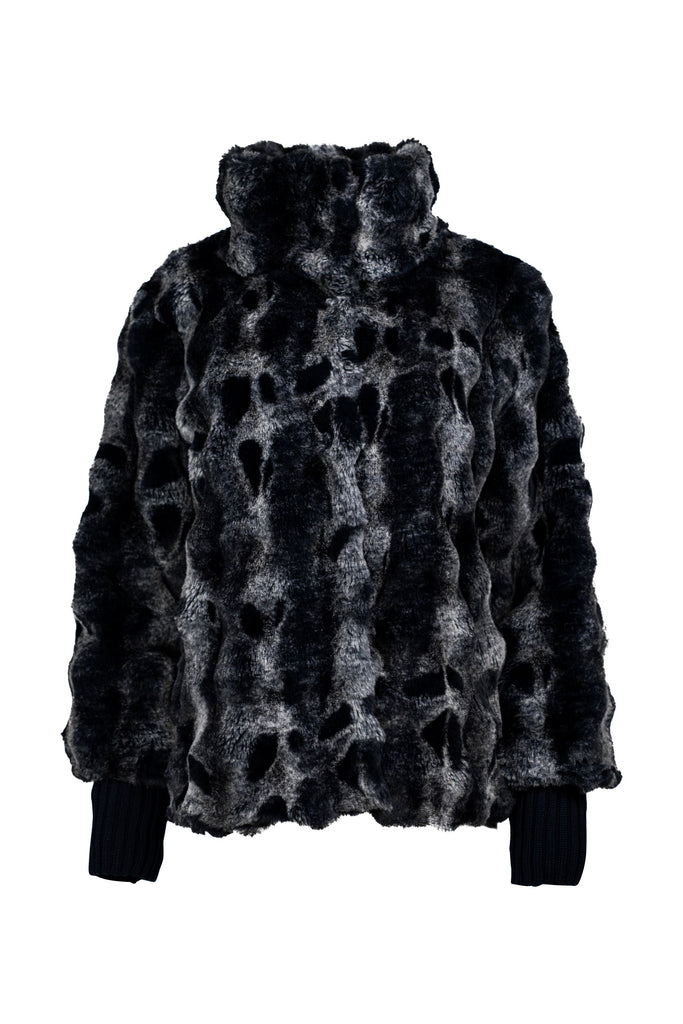 Weiche Jacke aus gemustertem Kunstfell in edlen Grau- und Schwarztönen, mit hohem Stehkragen und Ärmelbündchen aus dunkelblauem Rippstrick. Ideal für einen eleganten, wärmenden Look in der kalten Jahreszeit.