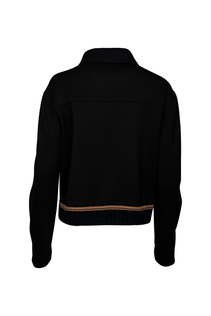 Rückseite. Schwarze Jacke mit Reißverschluss und klassischem Kragen. Zwei aufgesetzte Taschen mit braun gestreiften Akzenten setzen dezente modische Highlights und verleihen der Jacke einen stilvollen Look.