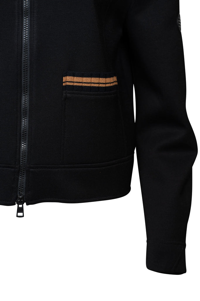 Detaillierte Ansicht der Tasche auf der Jacke.