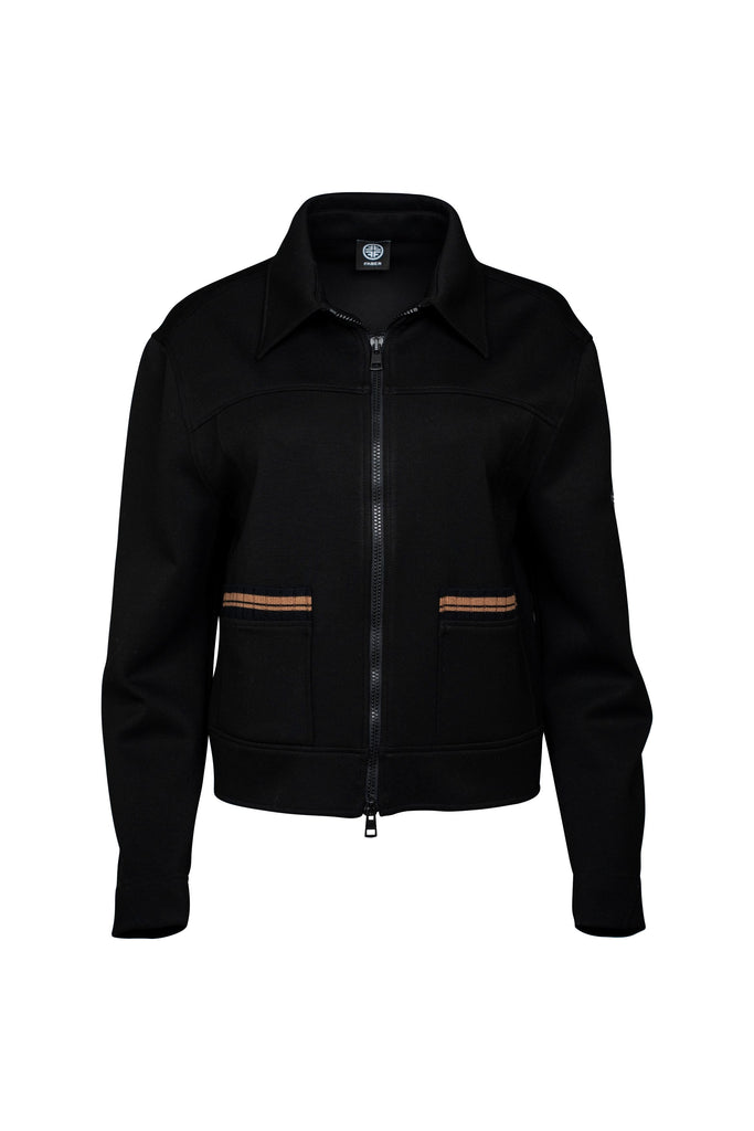 Schwarze Jacke mit Reißverschluss und klassischem Kragen. Zwei aufgesetzte Taschen mit braun gestreiften Akzenten setzen dezente modische Highlights und verleihen der Jacke einen stilvollen Look.