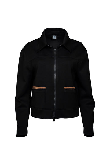 Schwarze Jacke mit Reißverschluss und klassischem Kragen. Zwei aufgesetzte Taschen mit braun gestreiften Akzenten setzen dezente modische Highlights und verleihen der Jacke einen stilvollen Look.