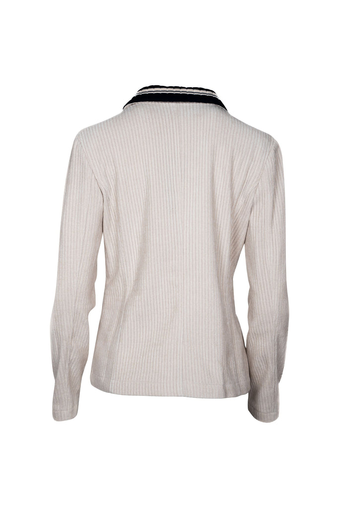 Rückseite - Eleganter, taillierter Blazer in Creme mit feiner Cordstruktur, zwei Knöpfen und aufgesetzten Taschen. Ein dunkelblauer Kragen mit dekorativen Streifen-Details rundet das stilvolle Design ab.