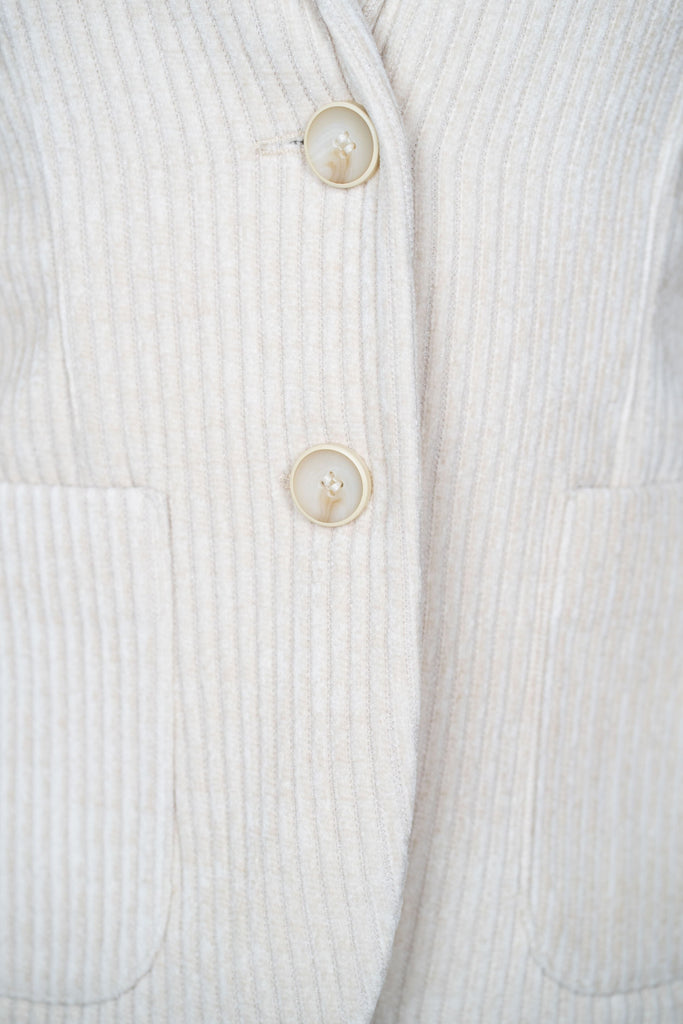 Detailansicht der Knöpfe, die Ton in Ton zum Blazer sind.