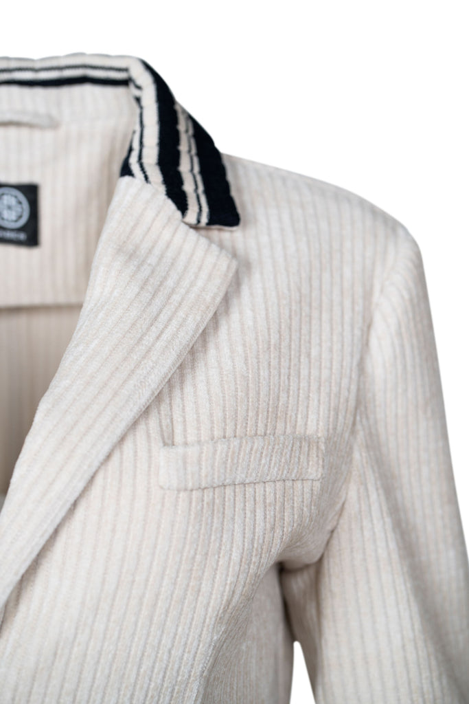 Detailansicht des Blazers und des Kragens.