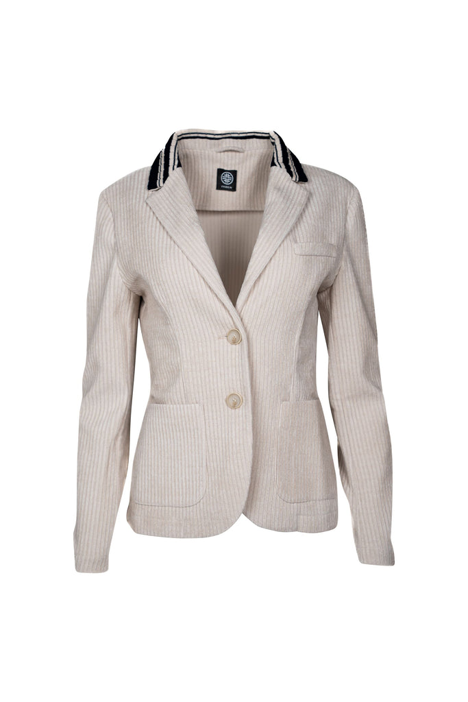 Eleganter, taillierter Blazer in Creme mit feiner Cordstruktur, zwei Knöpfen und aufgesetzten Taschen. Ein dunkelblauer Kragen mit dekorativen Streifen-Details rundet das stilvolle Design ab.