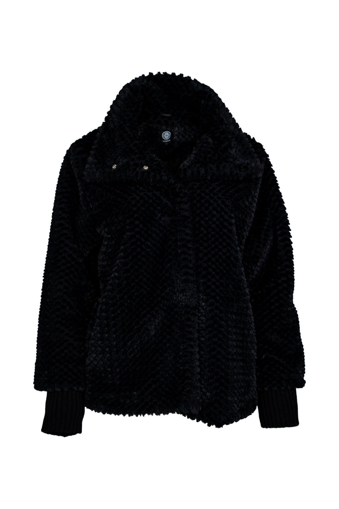 Schwarze Jacke aus weichem Kunstfell mit Stehkragen und strukturiertem Oberflächenmuster. Die Ärmelabschlüsse aus geripptem Strick sorgen zusätzlich für Wärme und Komfort. Ideal für stilvolle und gemütliche Outfits.