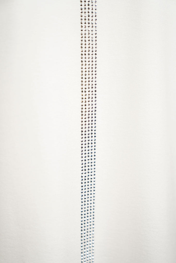 Detailansicht Strassbesatz - Weißes Damen-T-Shirt mit Rundhalsausschnitt, halblangen Ärmeln und vertikalem Strassbesatz in der Frontmitte.