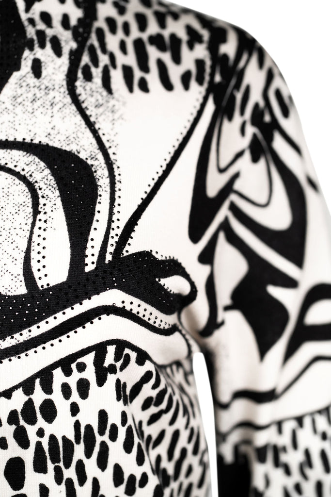 Detailansicht Druck - Langarmshirt mit Stehkragen und auffälligem Schwarz-Weiß-Print. Das Design kombiniert abstrakte Linien mit Animal-Print-Elementen und floralen Details zu einem modernen, grafischen Statement-Piece.