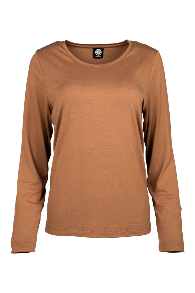 Langarmshirt in leuchtendem Nougat mit Rundhalsausschnitt und schmaler Passform. Der schlichte, klassische Schnitt macht das Shirt zu einem vielseitigen Basic für jeden Tag.