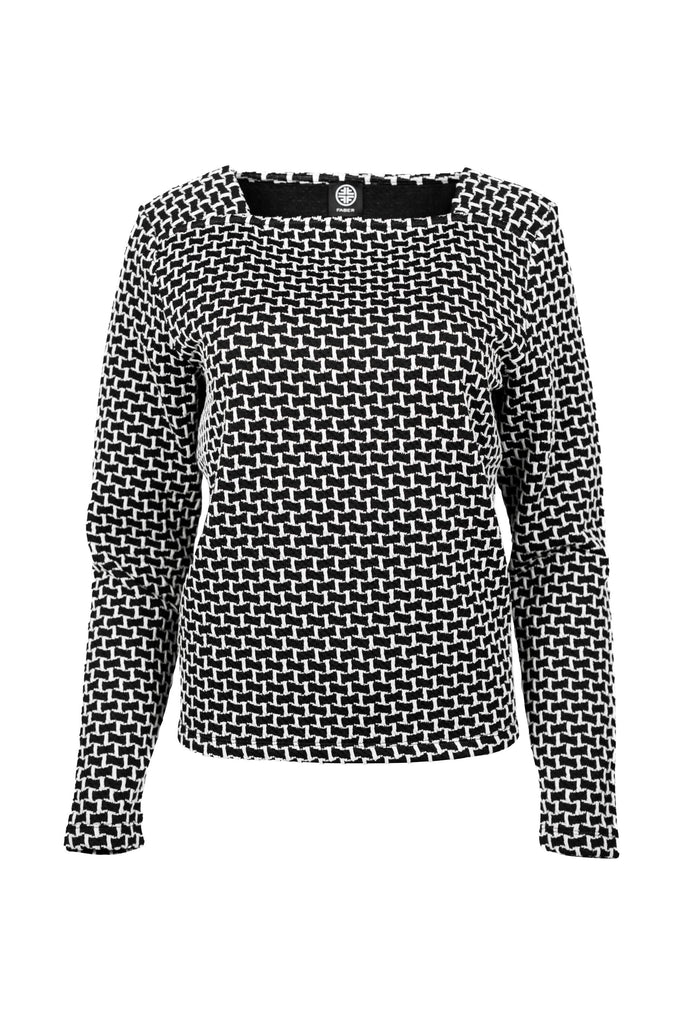 Langarmpullover mit geradem Schnitt und grafischem Allover-Muster in Schwarz-Weiß. Der eckige Ausschnitt verleiht dem modernen Design eine elegante Note – ideal für Büro oder Freizeit.